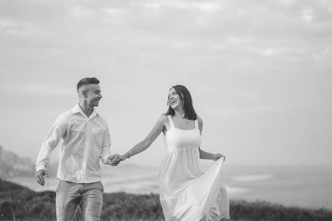 felipe-lopes-fotografia-fotografo-em-osorio--rio-grande-do-sul-ensaio-de-casal-pre-wedding-em-torres-praia-da-guarita-por-do-sol-intimista-atemporal-espontaneo-'