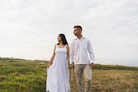 felipe-lopes-fotografia-fotografo-em-osorio--rio-grande-do-sul-ensaio-de-casal-pre-wedding-em-torres-praia-da-guarita-por-do-sol-intimista-atemporal-espontaneo-'