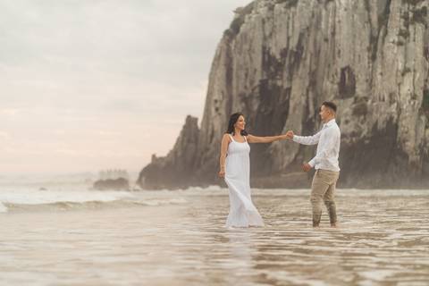 felipe-lopes-fotografia-fotografo-em-osorio--rio-grande-do-sul-ensaio-de-casal-pre-wedding-em-torres-praia-da-guarita-por-do-sol-intimista-atemporal-espontaneo-'