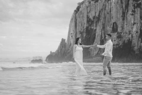 felipe-lopes-fotografia-fotografo-em-osorio--rio-grande-do-sul-ensaio-de-casal-pre-wedding-em-torres-praia-da-guarita-por-do-sol-intimista-atemporal-espontaneo-'