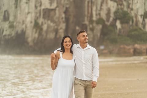 felipe-lopes-fotografia-fotografo-em-osorio--rio-grande-do-sul-ensaio-de-casal-pre-wedding-em-torres-praia-da-guarita-por-do-sol-intimista-atemporal-espontaneo-'