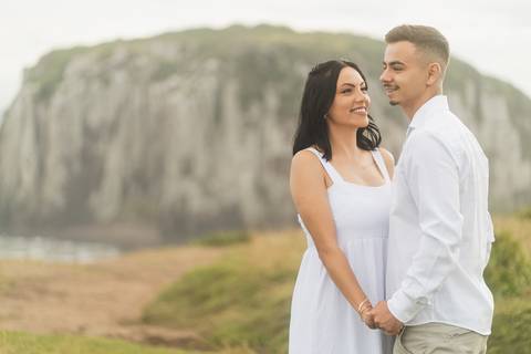 felipe-lopes-fotografia-fotografo-em-osorio--rio-grande-do-sul-ensaio-de-casal-pre-wedding-em-torres-praia-da-guarita-por-do-sol-intimista-atemporal-espontaneo-'