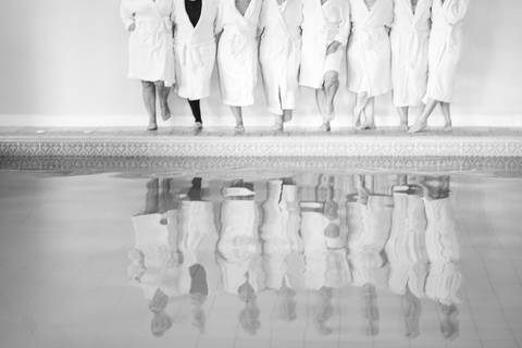 felipe-lopes-fotografia-fotografo-em-osorio-rio-grande-do-sul-ensaio-de-familia-dia-das-maes-na-piscina-de-roupao-fechada-intimista-atemporal-espontaneo'