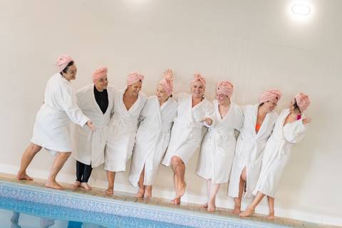 felipe-lopes-fotografia-fotografo-em-osorio-rio-grande-do-sul-ensaio-de-familia-dia-das-maes-na-piscina-de-roupao-fechada-intimista-atemporal-espontaneo'