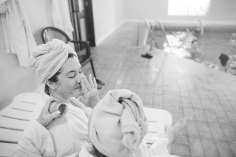 felipe-lopes-fotografia-fotografo-em-osorio-rio-grande-do-sul-ensaio-de-familia-dia-das-maes-na-piscina-de-roupao-fechada-intimista-atemporal-espontaneo'