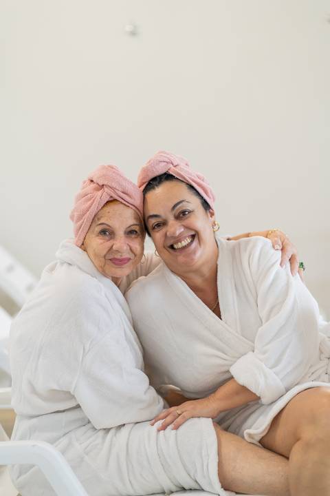 felipe-lopes-fotografia-fotografo-em-osorio-rio-grande-do-sul-ensaio-de-familia-dia-das-maes-na-piscina-de-roupao-fechada-intimista-atemporal-espontaneo'