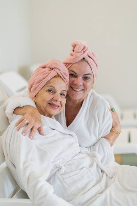felipe-lopes-fotografia-fotografo-em-osorio-rio-grande-do-sul-ensaio-de-familia-dia-das-maes-na-piscina-de-roupao-fechada-intimista-atemporal-espontaneo'