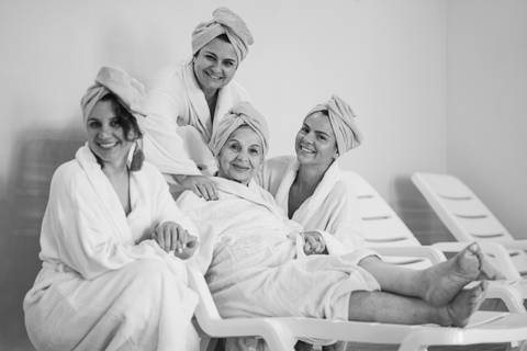 felipe-lopes-fotografia-fotografo-em-osorio-rio-grande-do-sul-ensaio-de-familia-dia-das-maes-na-piscina-de-roupao-fechada-intimista-atemporal-espontaneo'