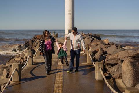 felipe-lopes-fotografia-fotografo-em-osorio-ensaio-de-familia-com-crianca-em-torres-rio-grande-do-sul-externo-na-praia-e-no-morro-da-guarita-fotos-espontaneas'