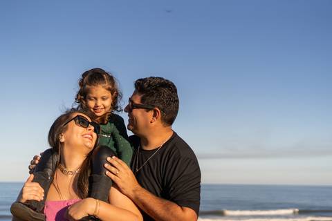 felipe-lopes-fotografia-fotografo-em-osorio-ensaio-de-familia-com-crianca-em-torres-rio-grande-do-sul-externo-na-praia-e-no-morro-da-guarita-fotos-espontaneas'