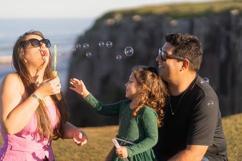 felipe-lopes-fotografia-fotografo-em-osorio-ensaio-de-familia-com-crianca-em-torres-rio-grande-do-sul-externo-na-praia-e-no-morro-da-guarita-fotos-espontaneas'