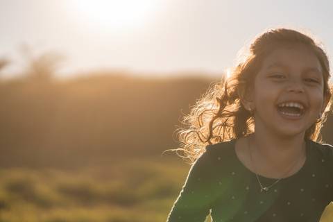 felipe-lopes-fotografia-fotografo-em-osorio-ensaio-de-familia-com-crianca-em-torres-rio-grande-do-sul-externo-na-praia-e-no-morro-da-guarita-fotos-espontaneas'