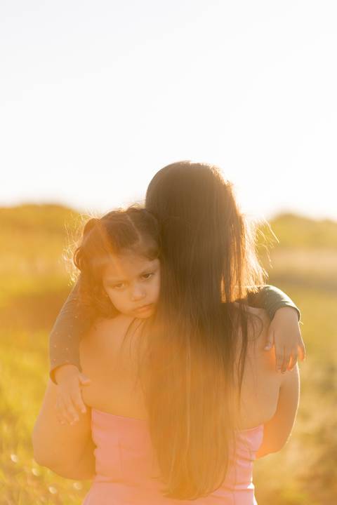 felipe-lopes-fotografia-fotografo-em-osorio-ensaio-de-familia-com-crianca-em-torres-rio-grande-do-sul-externo-na-praia-e-no-morro-da-guarita-fotos-espontaneas'