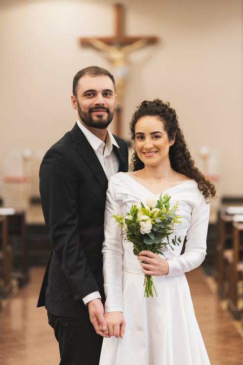 felipe-lopes-fotografia-fotografo-em-osorio-litoral-norte-gaucho-rs-ensaio-pre-wedding-pre-casamento-em-capao-da-canoa-na-igreja-catolica-com-vestido-terno-e-buque-casal-catolico'