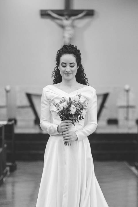 felipe-lopes-fotografia-fotografo-em-osorio-litoral-norte-gaucho-rs-ensaio-pre-wedding-pre-casamento-em-capao-da-canoa-na-igreja-catolica-com-vestido-terno-e-buque-casal-catolico'