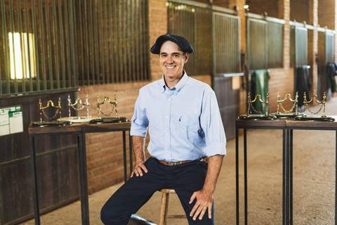 felipe-lopes-fotografia-fotografo-em-osorio-litoral-norte-gaucho-rs-ensaio-ct-guto-freire-vencedor-freio-de-ouro-fotos-com-os-cavalos-no-campo-conexao-e-paixao'