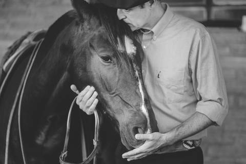felipe-lopes-fotografia-fotografo-em-osorio-litoral-norte-gaucho-rs-ensaio-ct-guto-freire-vencedor-freio-de-ouro-fotos-com-os-cavalos-no-campo-conexao-e-paixao'