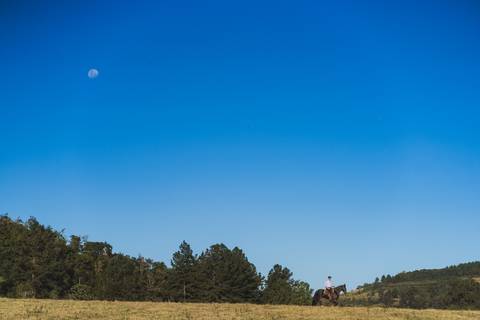 felipe-lopes-fotografia-fotografo-em-osorio-litoral-norte-gaucho-rs-ensaio-ct-guto-freire-vencedor-freio-de-ouro-fotos-com-os-cavalos-no-campo-conexao-e-paixao'