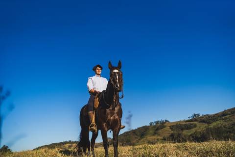felipe-lopes-fotografia-fotografo-em-osorio-litoral-norte-gaucho-rs-ensaio-ct-guto-freire-vencedor-freio-de-ouro-fotos-com-os-cavalos-no-campo-conexao-e-paixao'