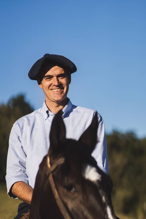 felipe-lopes-fotografia-fotografo-em-osorio-litoral-norte-gaucho-rs-ensaio-ct-guto-freire-vencedor-freio-de-ouro-fotos-com-os-cavalos-no-campo-conexao-e-paixao'