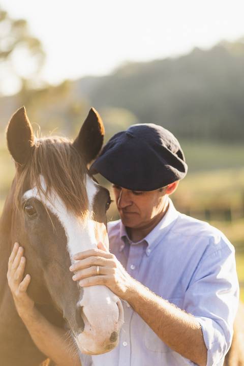 felipe-lopes-fotografia-fotografo-em-osorio-litoral-norte-gaucho-rs-ensaio-ct-guto-freire-vencedor-freio-de-ouro-fotos-com-os-cavalos-no-campo-conexao-e-paixao'