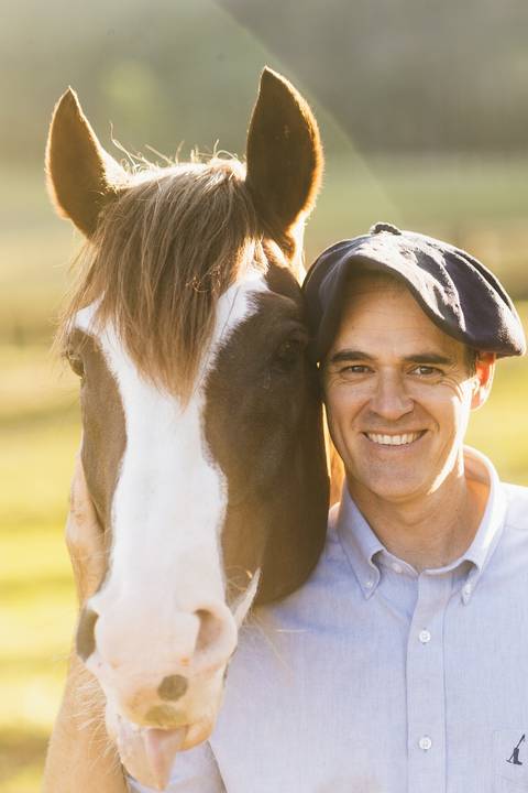 felipe-lopes-fotografia-fotografo-em-osorio-litoral-norte-gaucho-rs-ensaio-ct-guto-freire-vencedor-freio-de-ouro-fotos-com-os-cavalos-no-campo-conexao-e-paixao'
