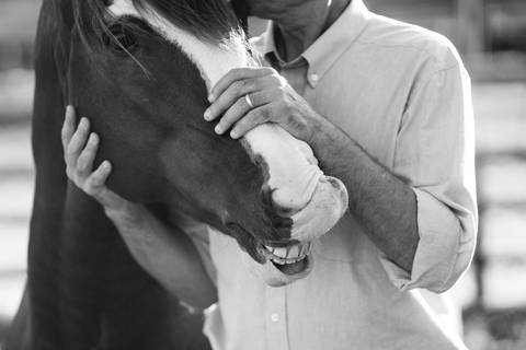 felipe-lopes-fotografia-fotografo-em-osorio-litoral-norte-gaucho-rs-ensaio-ct-guto-freire-vencedor-freio-de-ouro-fotos-com-os-cavalos-no-campo-conexao-e-paixao'