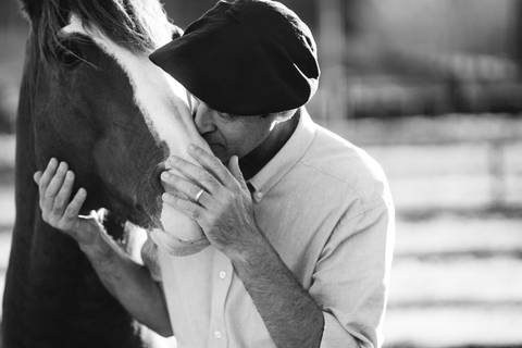 felipe-lopes-fotografia-fotografo-em-osorio-litoral-norte-gaucho-rs-ensaio-ct-guto-freire-vencedor-freio-de-ouro-fotos-com-os-cavalos-no-campo-conexao-e-paixao'