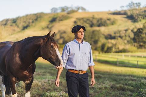 felipe-lopes-fotografia-fotografo-em-osorio-litoral-norte-gaucho-rs-ensaio-ct-guto-freire-vencedor-freio-de-ouro-fotos-com-os-cavalos-no-campo-conexao-e-paixao'