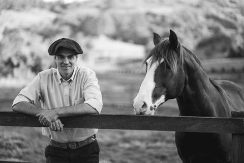 felipe-lopes-fotografia-fotografo-em-osorio-litoral-norte-gaucho-rs-ensaio-ct-guto-freire-vencedor-freio-de-ouro-fotos-com-os-cavalos-no-campo-conexao-e-paixao'