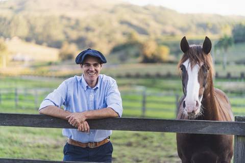 felipe-lopes-fotografia-fotografo-em-osorio-litoral-norte-gaucho-rs-ensaio-ct-guto-freire-vencedor-freio-de-ouro-fotos-com-os-cavalos-no-campo-conexao-e-paixao'
