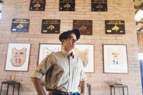 felipe-lopes-fotografia-fotografo-em-osorio-litoral-norte-gaucho-rs-ensaio-ct-guto-freire-vencedor-freio-de-ouro-fotos-com-os-cavalos-no-campo-conexao-e-paixao'