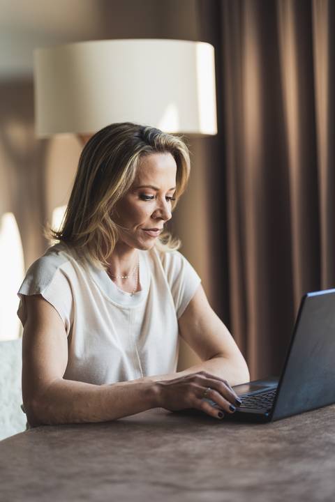 felipe-lopes-fotografia-fotografo-em-osorio-litoral-norte-gaucho-rs-ensaio-empresarial-dra.-betania-huber-ginecologista-em-santo-antonio-da-patrulha-fotos-no-consultorio-e-em-casa'