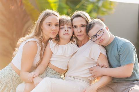 felipe-lopes-fotografia-fotografo-em-osorio-litoral-norte-gaucho-rs-ensaio-de-familia-com-criancas-em-casa-e-no-patio-por-do-sol-espontaneo-leve-em-santo-antonio-da-patrulha'