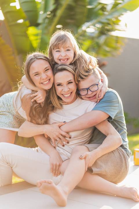 felipe-lopes-fotografia-fotografo-em-osorio-litoral-norte-gaucho-rs-ensaio-de-familia-com-criancas-em-casa-e-no-patio-por-do-sol-espontaneo-leve-em-santo-antonio-da-patrulha'