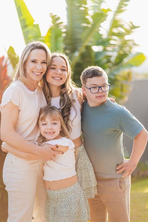 felipe-lopes-fotografia-fotografo-em-osorio-litoral-norte-gaucho-rs-ensaio-de-familia-com-criancas-em-casa-e-no-patio-por-do-sol-espontaneo-leve-em-santo-antonio-da-patrulha'