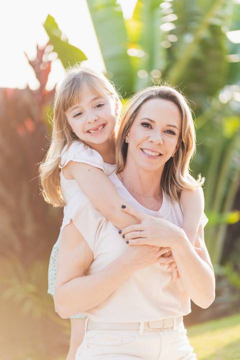 felipe-lopes-fotografia-fotografo-em-osorio-litoral-norte-gaucho-rs-ensaio-de-familia-com-criancas-em-casa-e-no-patio-por-do-sol-espontaneo-leve-em-santo-antonio-da-patrulha'