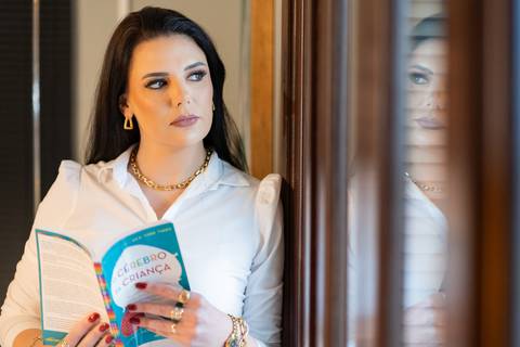 felipe-lopes-fotografia-fotografo-em-osorio-litoral-norte-gaucho-rs-ensaio-empresarial-de-professora-com-livros-em-estudio-em-tramandai'