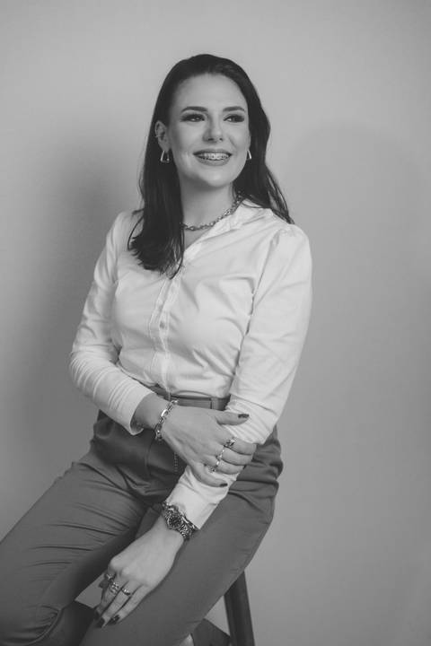 felipe-lopes-fotografia-fotografo-em-osorio-litoral-norte-gaucho-rs-ensaio-empresarial-de-professora-com-livros-em-estudio-em-tramandai'