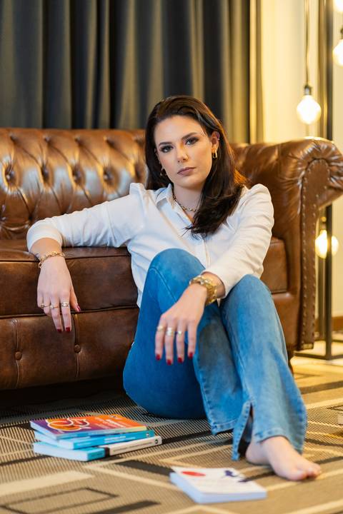 felipe-lopes-fotografia-fotografo-em-osorio-litoral-norte-gaucho-rs-ensaio-empresarial-de-professora-com-livros-em-estudio-em-tramandai'