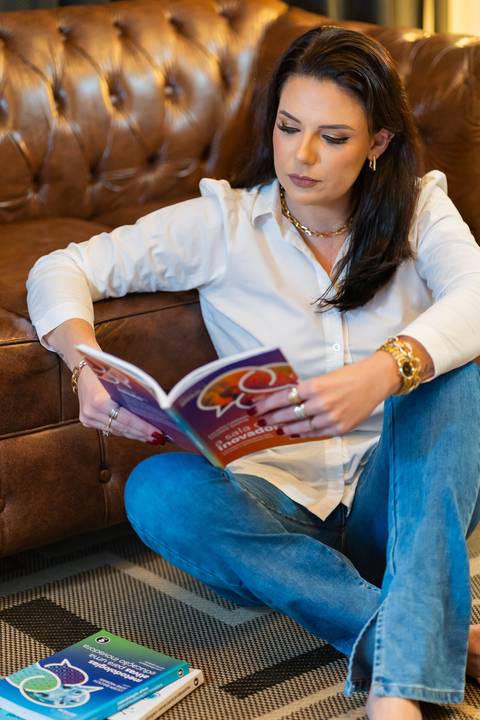 felipe-lopes-fotografia-fotografo-em-osorio-litoral-norte-gaucho-rs-ensaio-empresarial-de-professora-com-livros-em-estudio-em-tramandai'