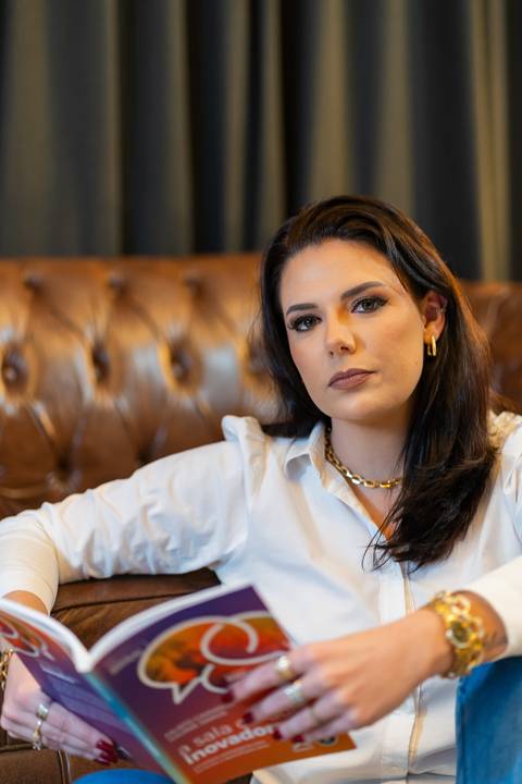 felipe-lopes-fotografia-fotografo-em-osorio-litoral-norte-gaucho-rs-ensaio-empresarial-de-professora-com-livros-em-estudio-em-tramandai'