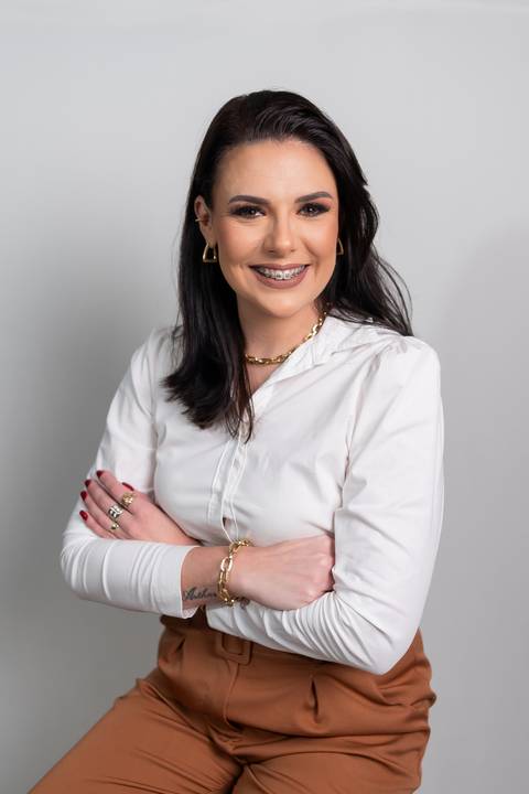 felipe-lopes-fotografia-fotografo-em-osorio-litoral-norte-gaucho-rs-ensaio-empresarial-de-professora-com-livros-em-estudio-em-tramandai'