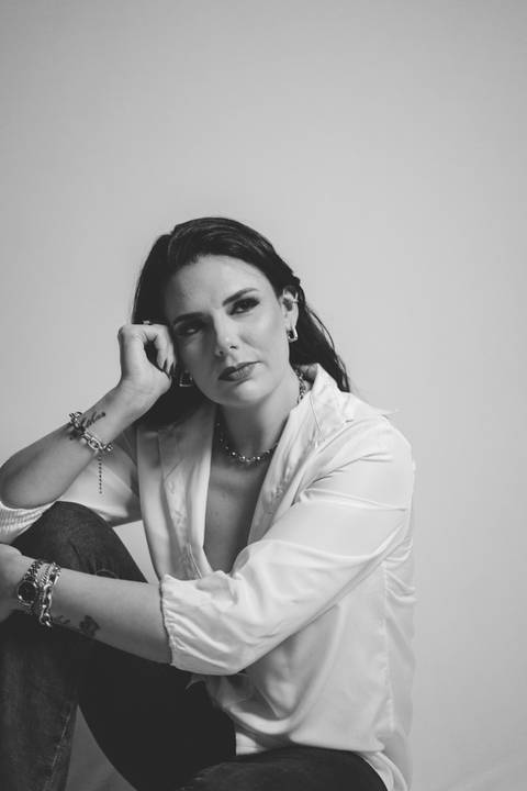 felipe-lopes-fotografia-fotografo-em-osorio-litoral-norte-gaucho-rs-ensaio-empresarial-de-professora-com-livros-em-estudio-em-tramandai'