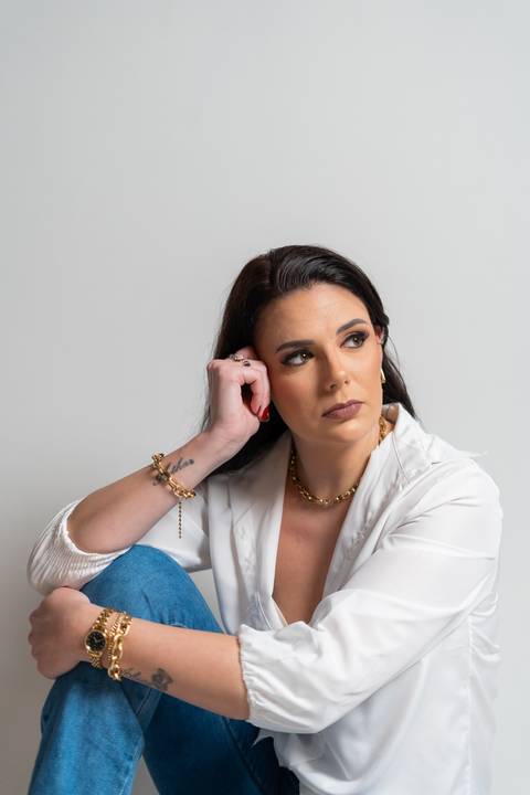 felipe-lopes-fotografia-fotografo-em-osorio-litoral-norte-gaucho-rs-ensaio-empresarial-de-professora-com-livros-em-estudio-em-tramandai'