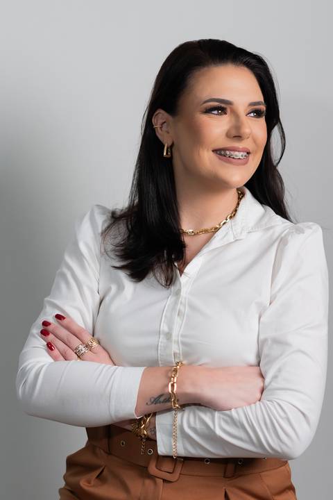 felipe-lopes-fotografia-fotografo-em-osorio-litoral-norte-gaucho-rs-ensaio-empresarial-de-professora-com-livros-em-estudio-em-tramandai'