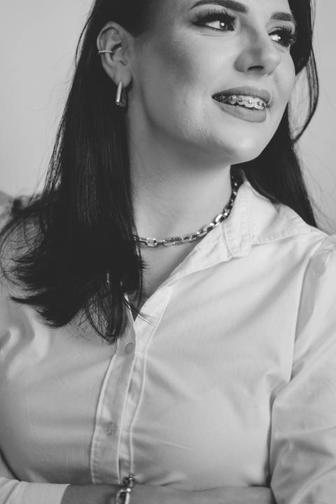 felipe-lopes-fotografia-fotografo-em-osorio-litoral-norte-gaucho-rs-ensaio-empresarial-de-professora-com-livros-em-estudio-em-tramandai'