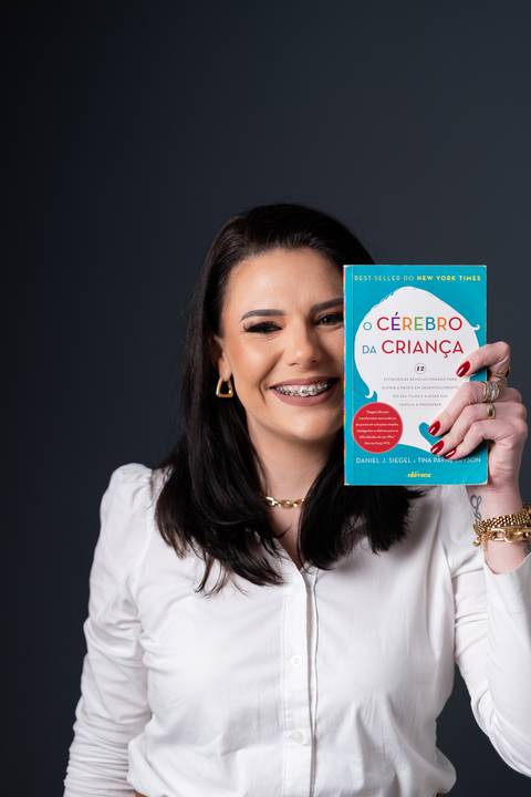 felipe-lopes-fotografia-fotografo-em-osorio-litoral-norte-gaucho-rs-ensaio-empresarial-de-professora-com-livros-em-estudio-em-tramandai'