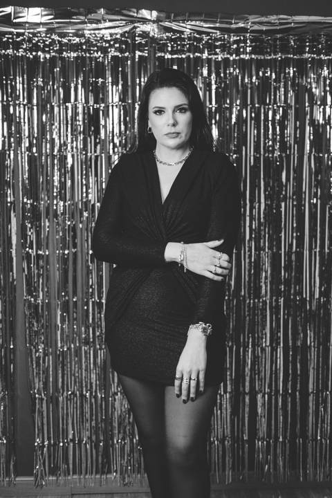 felipe-lopes-fotografia-fotografo-em-osorio-litoral-norte-gaucho-rs-ensaio-pessoal-feminino-de-aniversaio-35-anos-com-brilho-balao-vela-champanhe-em-estudio-em-tramandai'