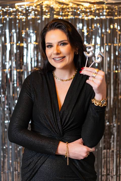 felipe-lopes-fotografia-fotografo-em-osorio-litoral-norte-gaucho-rs-ensaio-pessoal-feminino-de-aniversaio-35-anos-com-brilho-balao-vela-champanhe-em-estudio-em-tramandai'